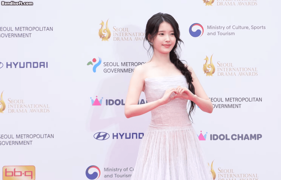 Ngắm mỹ nhân này 1 tỷ lần vẫn phải than trời vì quá đẹp: Đi đến đâu sáng bừng đến đó, cả Hàn Quốc có đúng 1 người- Ảnh 2. IU rạng rỡ trong sự kiện Seoul International Drama Awards
