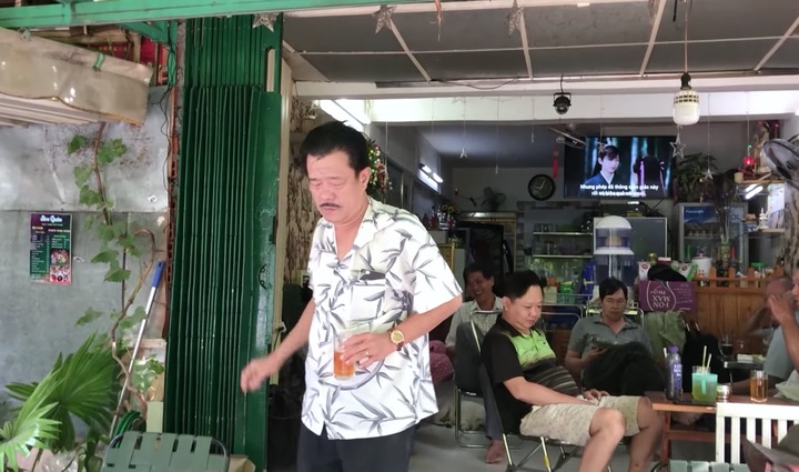 Bảo Khương mở quán cà phê mưu sinh