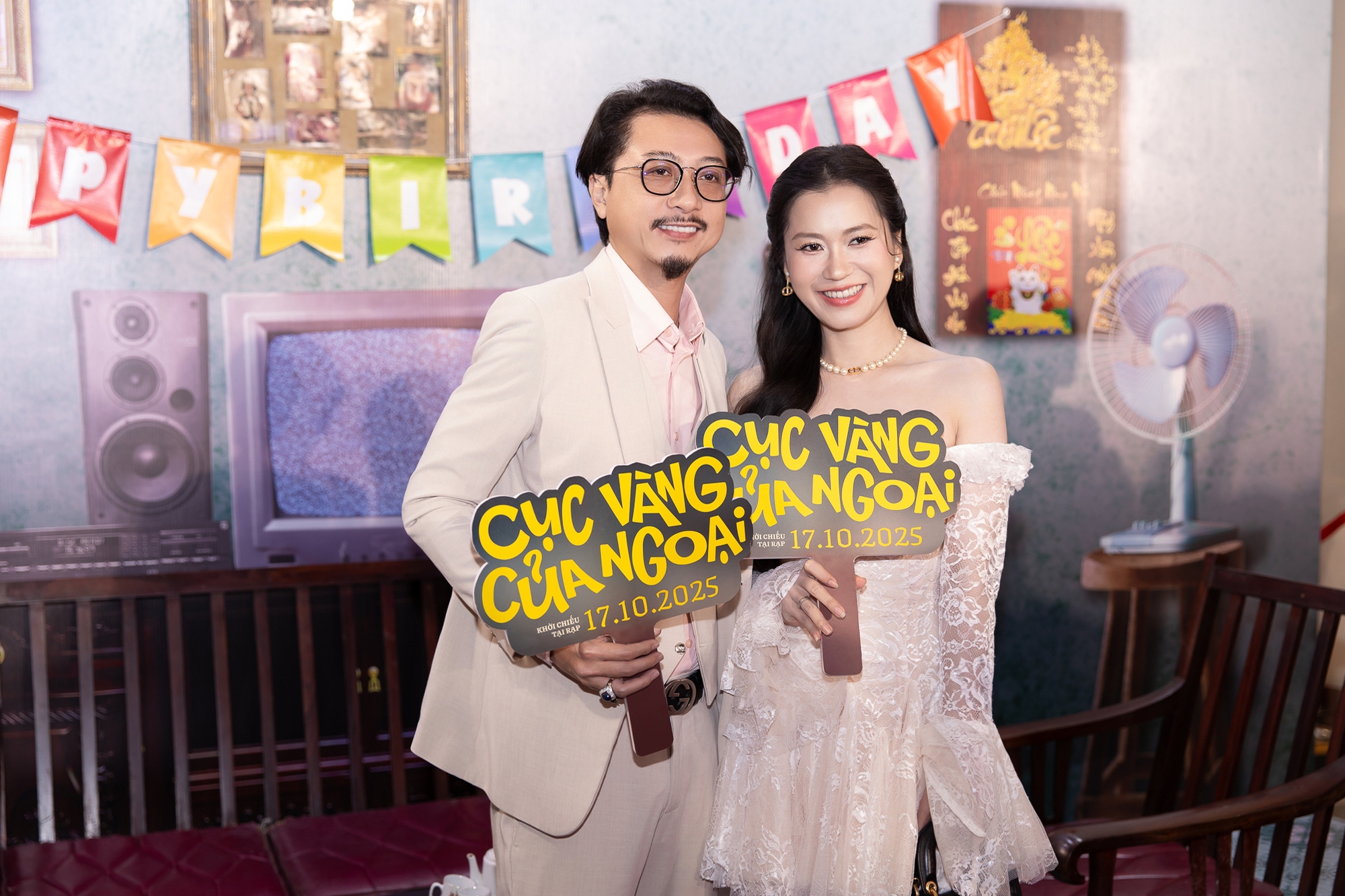 Lâm Vỹ Dạ xinh đẹp bên cạnh ông xã