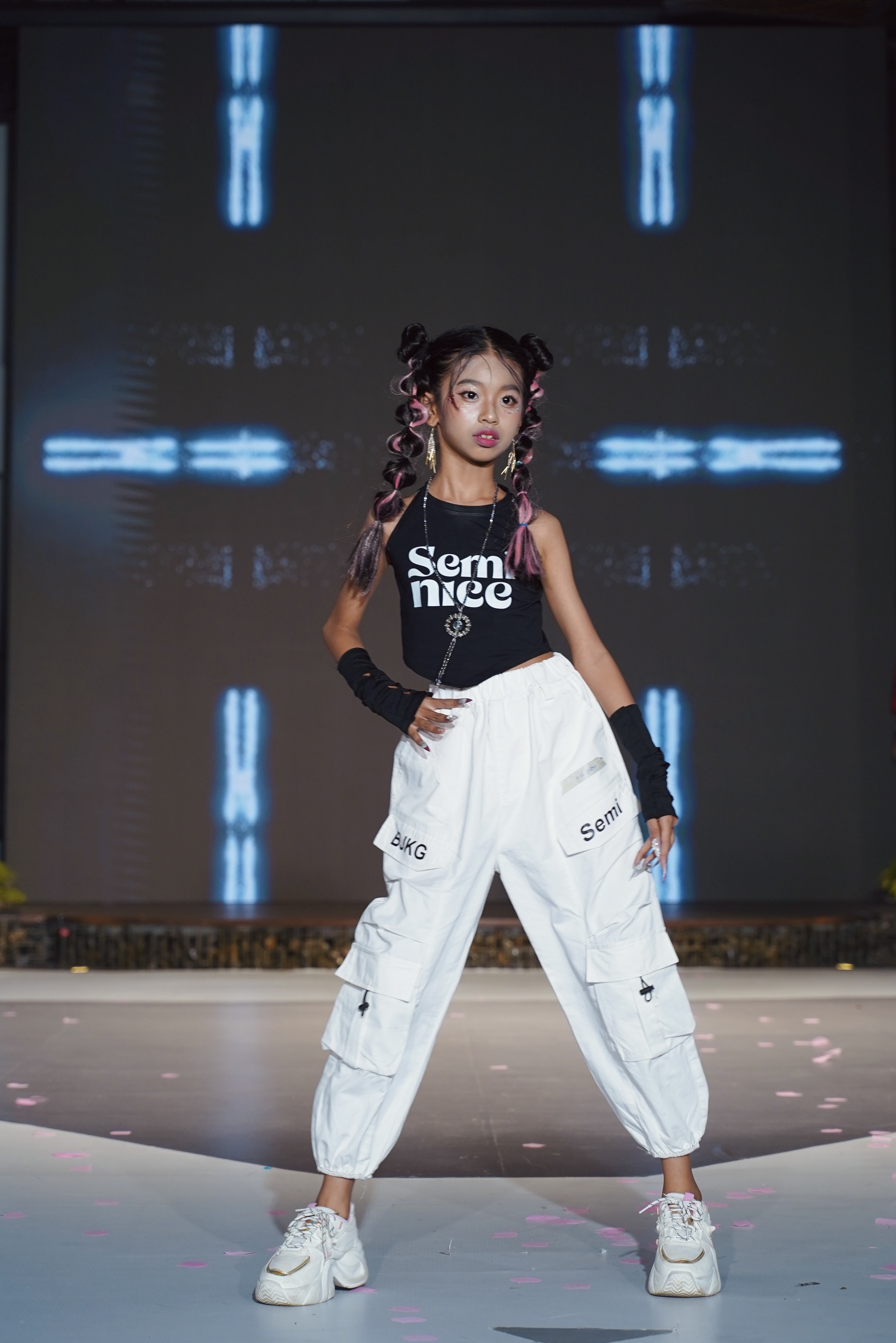 Phần catwalk các trang phục khỏe khoắn của mẫu nhí Mẫu nhí catwalk phong cách khỏe khoắn