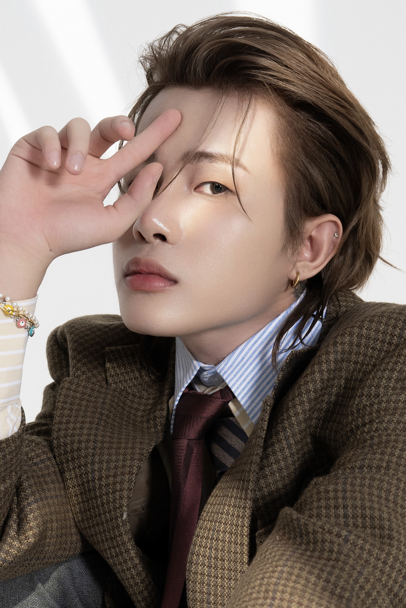 Tranh luận trên mạng xã hội về vụ việc Jack hát nhạc phản cảm