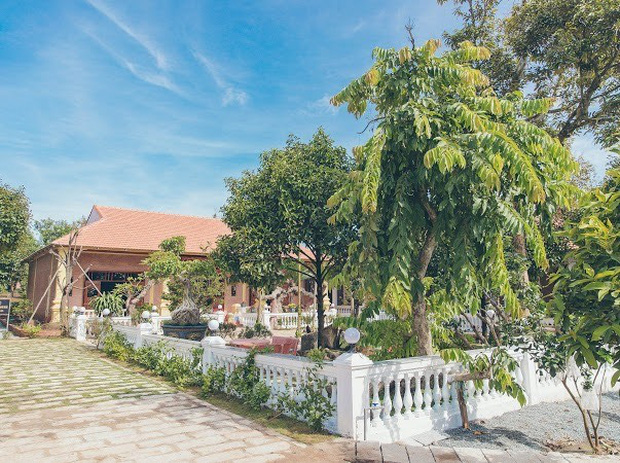 Khuôn viên biệt phủ rộng lớn