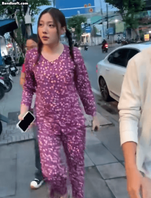 Uyển Ân mặc đồ bộ, đi dép lê tới gặp gỡ khán giả