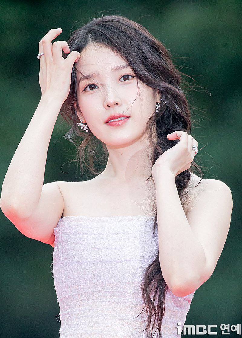 Ngắm mỹ nhân này 1 tỷ lần vẫn phải than trời vì quá đẹp: Đi đến đâu sáng bừng đến đó, cả Hàn Quốc có đúng 1 người- Ảnh 7. Hình ảnh xinh đẹp của IU tại lễ trao giải