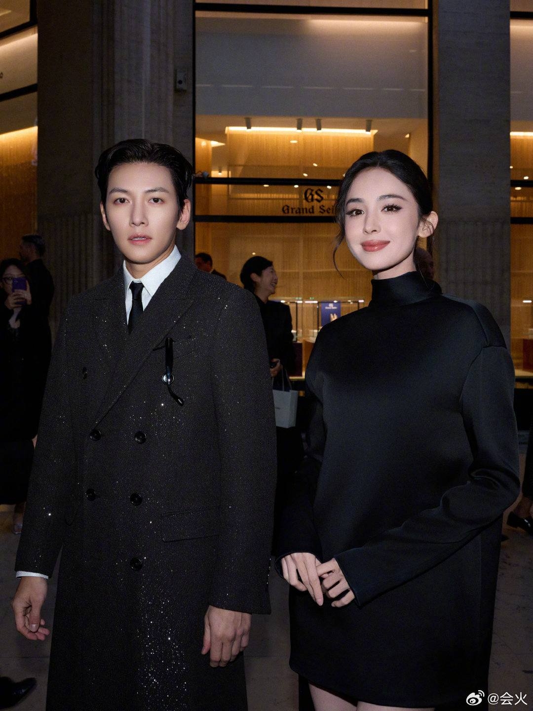 Ai đứng cùng mỹ nhân này cũng thành tàng hình hết: Đẹp nhất trần đời hiếm người bì nổi, 360 độ góc nào cũng phong thần- Ảnh 11. Khung hình chung với tài tử Ji Chang Wook gây sốt cõi mạng cách đây ít ngày.