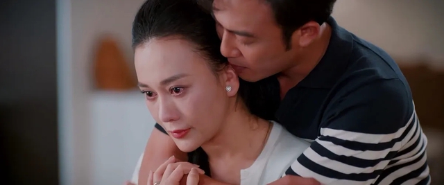 Mỹ Anh bên cạnh chồng