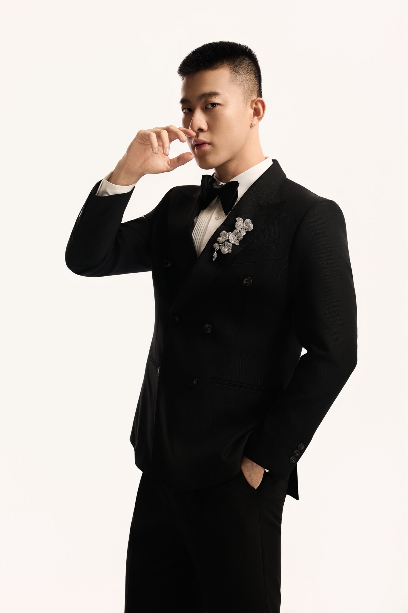 Công Vinh sau 23 ngày nhập viện cấp cứu- Ảnh 2. Trang phục Công Vinh lỡ hẹn với đêm chung kết.