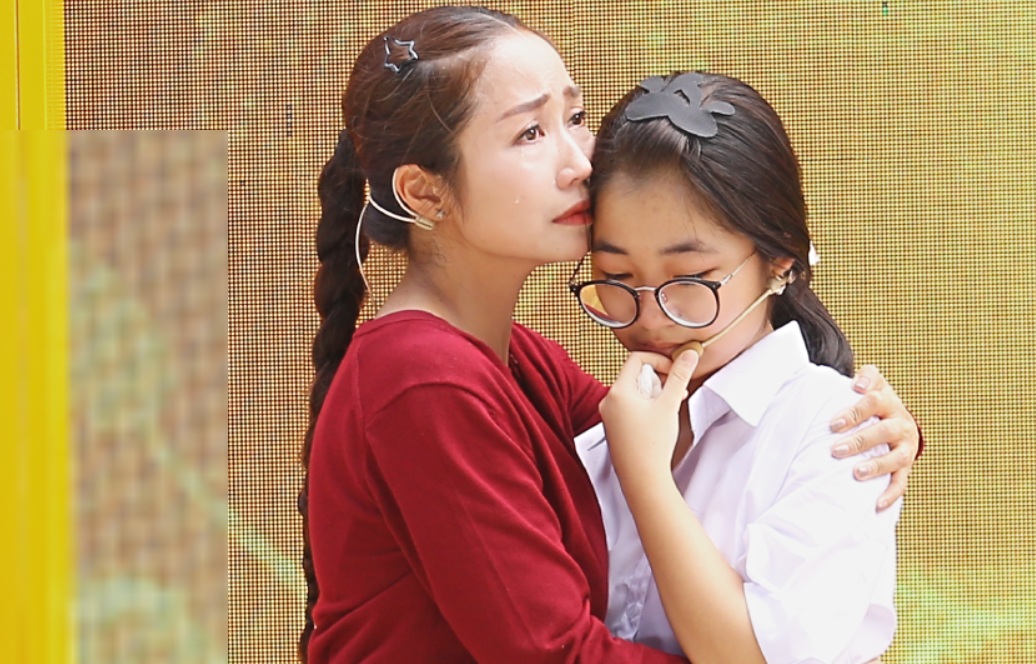 NSƯT Ốc Thanh Vân bật khóc ôm em Quyên Ốc Thanh Vân ôm em Quyên bật khóc