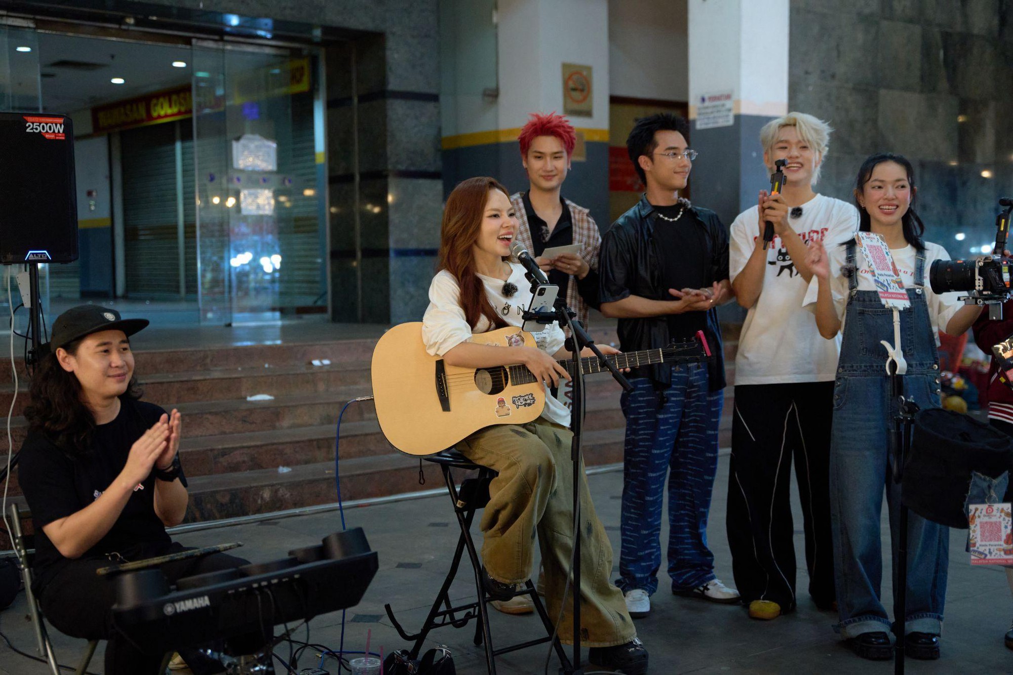 Dàn cast cùng hát với nhau tại chợ đêm Malaysia