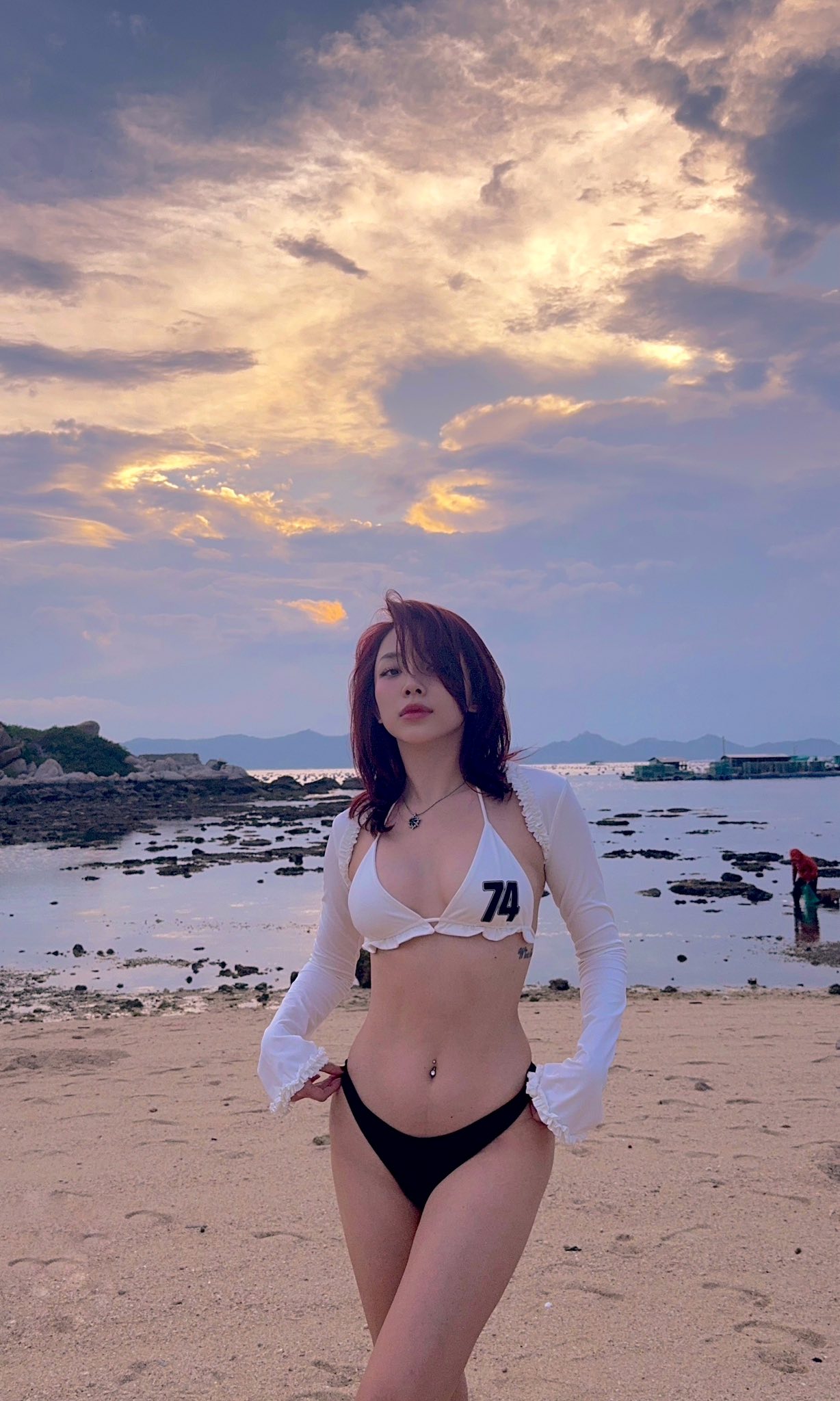 Hình thể săn chắc của Tóc Tiên ở tuổi 36