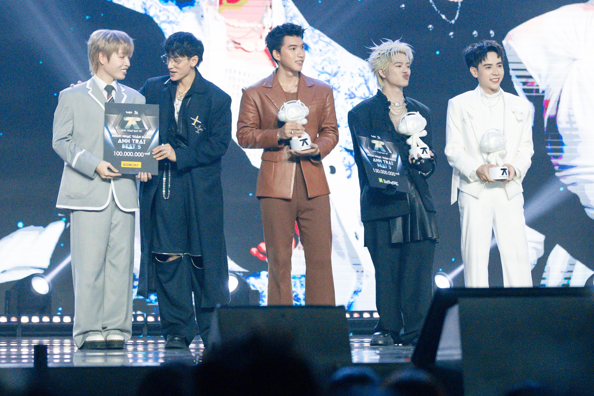 ISAAC lọt Nhóm nhạc toàn năng Anh Trai Best 5 Isaac trong nhóm Best5 Anh Trai Say Hi