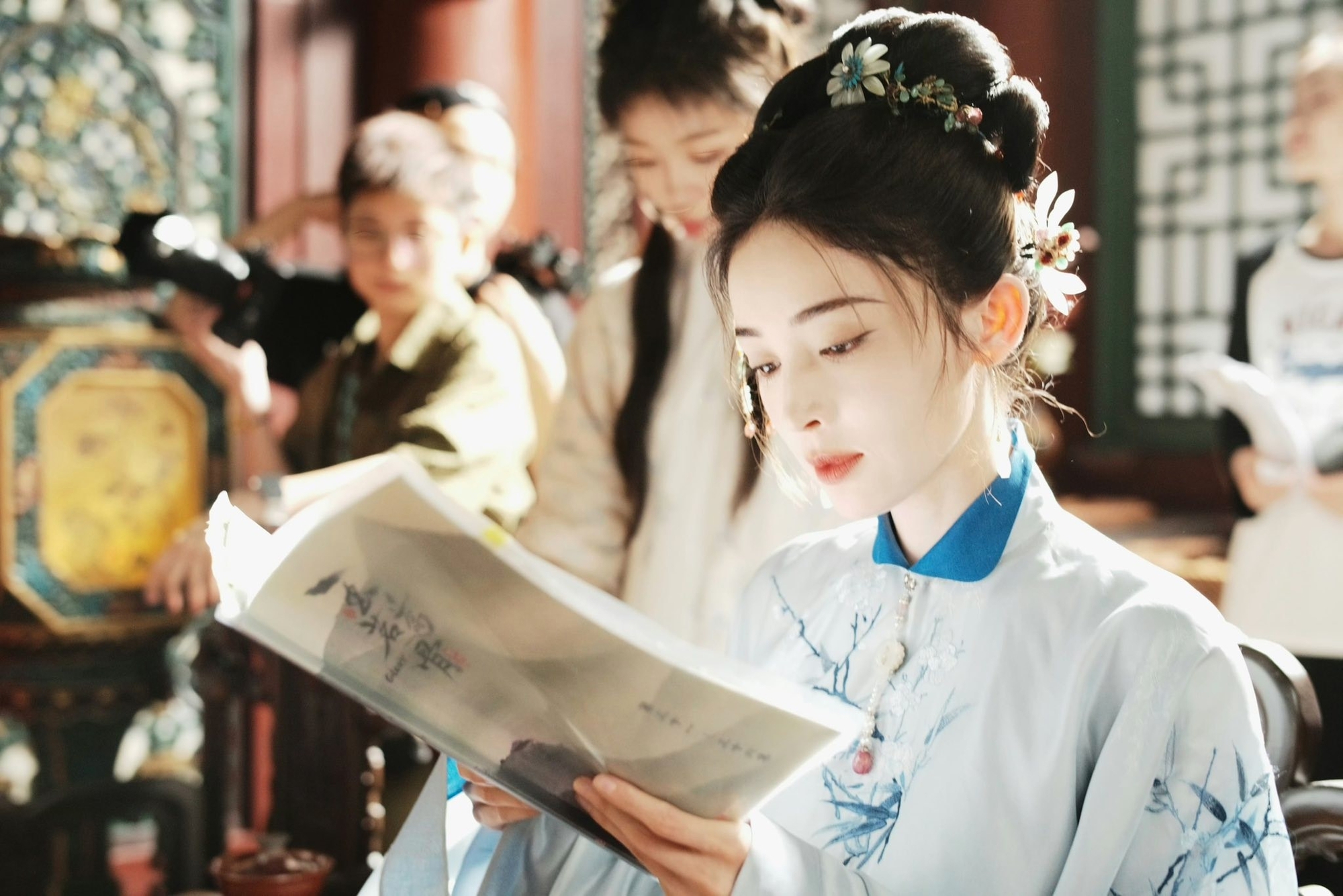 Ai đứng cùng mỹ nhân này cũng thành tàng hình hết: Đẹp nhất trần đời hiếm người bì nổi, 360 độ góc nào cũng phong thần- Ảnh 10. Hình ảnh từ phim trường Ngọc Minh Trà Cốt.