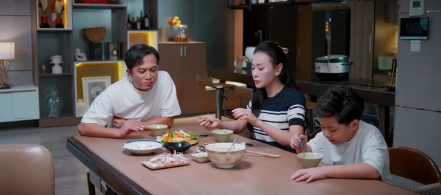 Mỹ Anh chăm sóc chồng