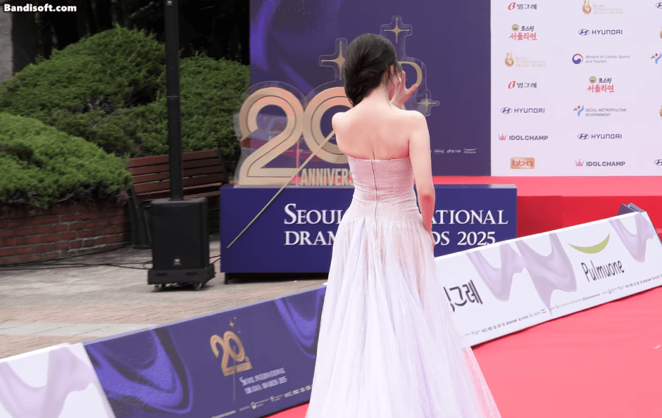 Ngắm mỹ nhân này 1 tỷ lần vẫn phải than trời vì quá đẹp: Đi đến đâu sáng bừng đến đó, cả Hàn Quốc có đúng 1 người- Ảnh 4. Bóng lưng mang dáng dấp mỹ nhân của IU