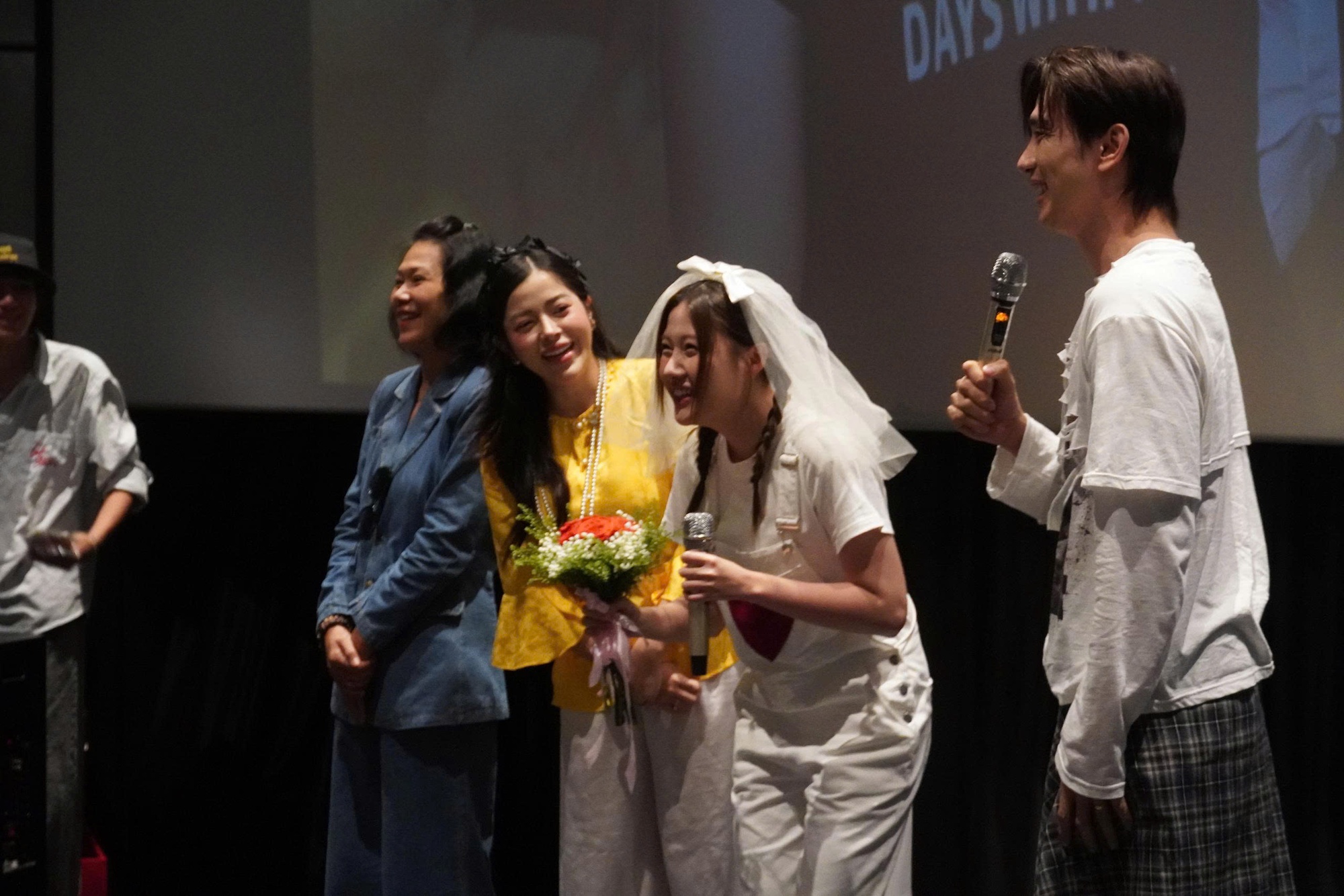 Uyển Ân trong chuyến cinetour