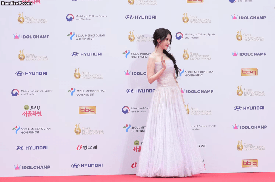 Ngắm mỹ nhân này 1 tỷ lần vẫn phải than trời vì quá đẹp: Đi đến đâu sáng bừng đến đó, cả Hàn Quốc có đúng 1 người- Ảnh 3. IU nổi bật với phong thái nữ tính và dịu dàng