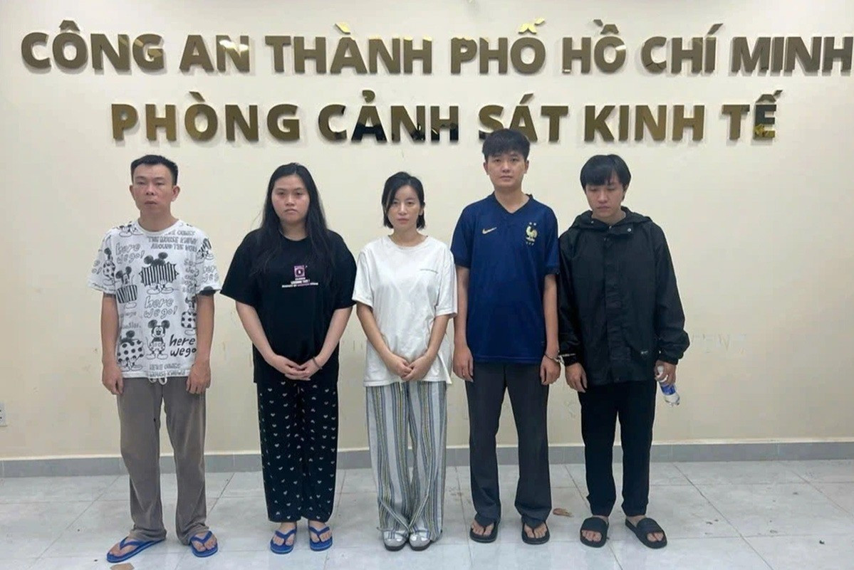 Nguyễn Thị Ngọc Anh (thứ ba từ trái sang) cùng các đồng phạm.