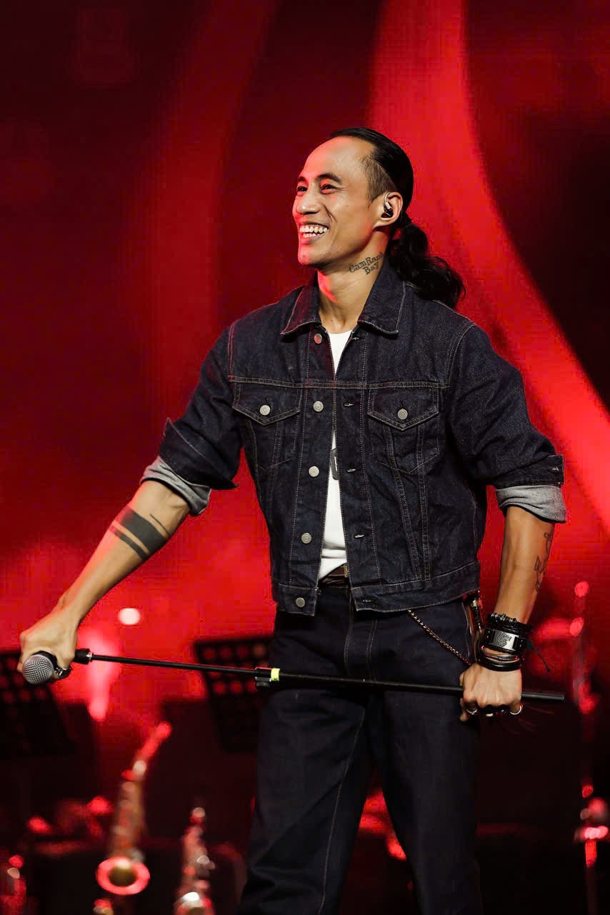 Phạm Anh Khoa biểu diễn