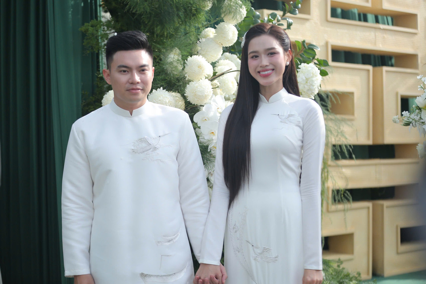 Cô dâu chú rể trong trang phục áo dài trắng