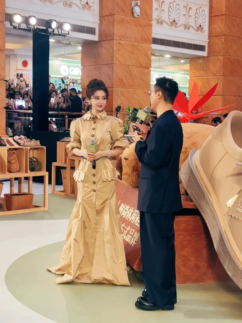 Sức hút không giảm sút của Angela Baby tại sự kiện offline.