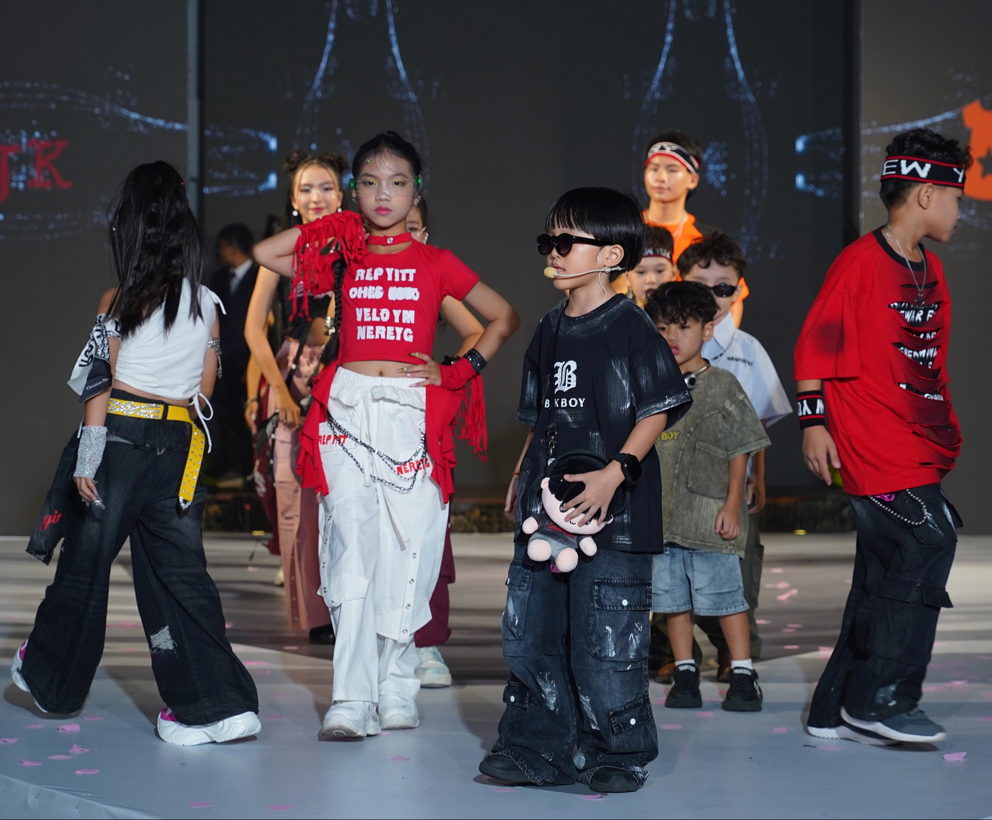 Phần trình diễn bùng nổ của sao nhí Xệ Xệ cháy hết mình trên sân khấu