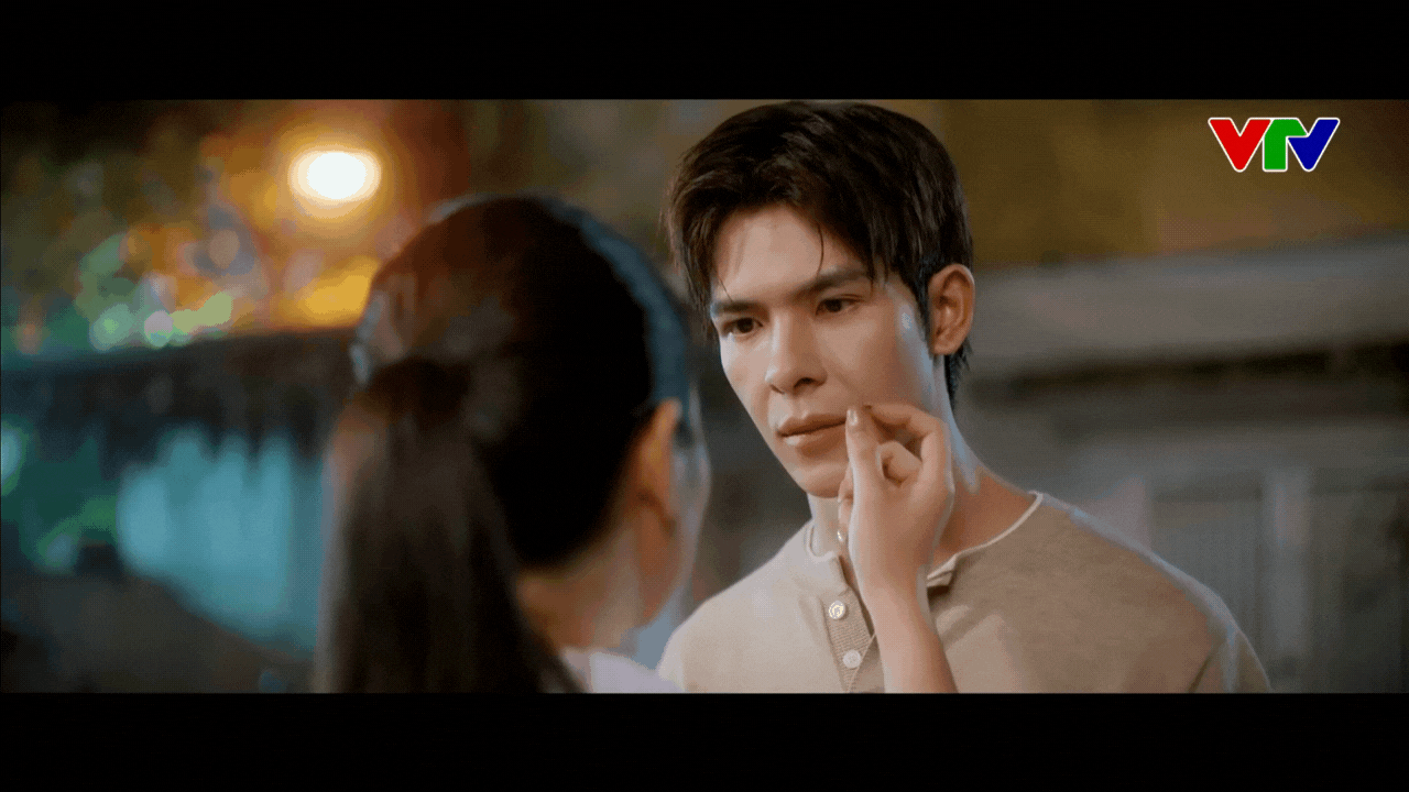 Trường tặng hoa và dây chuyền cho Ngân Trường tỏ tình với Ngân tại nơi làm việc