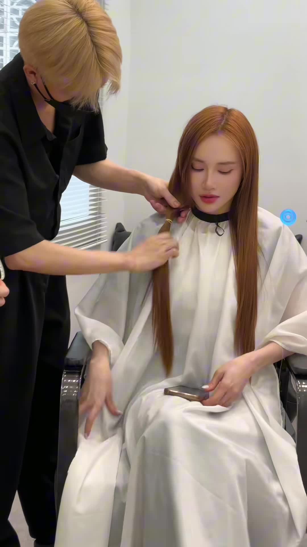 Nhã Phương băn khoăn khi hiến tóc nhuộm