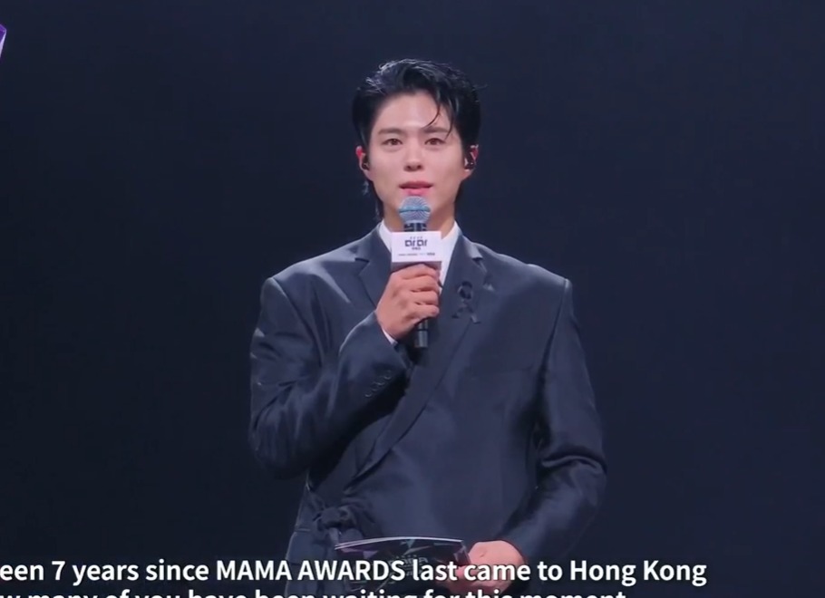 Park Bo Gum mặc niệm tại MAMA 2025