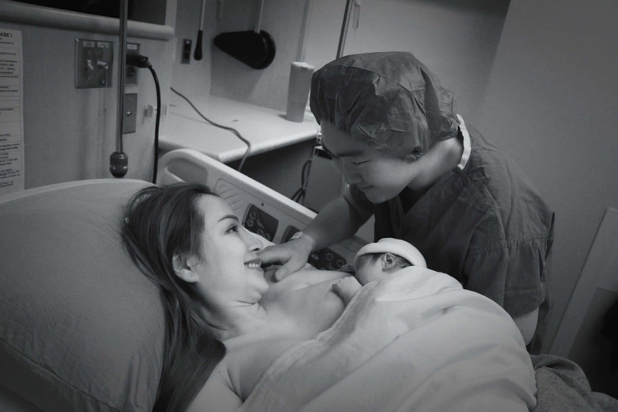 Diễm Hương bên chồng con sau sinh