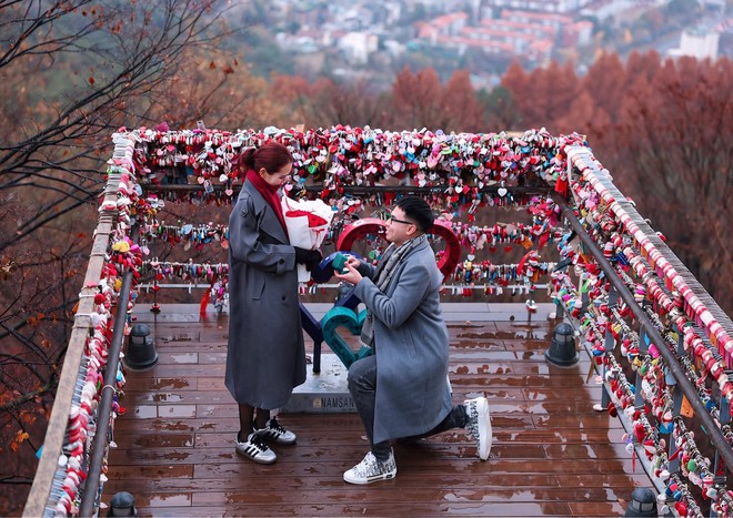 Phạm Đức Huy quỳ gối cầu hôn MC Huyền Trang tại Hàn Quốc Cầu thủ Đức Huy quỳ gối cầu hôn MC Mù Tạt ở Hàn Quốc