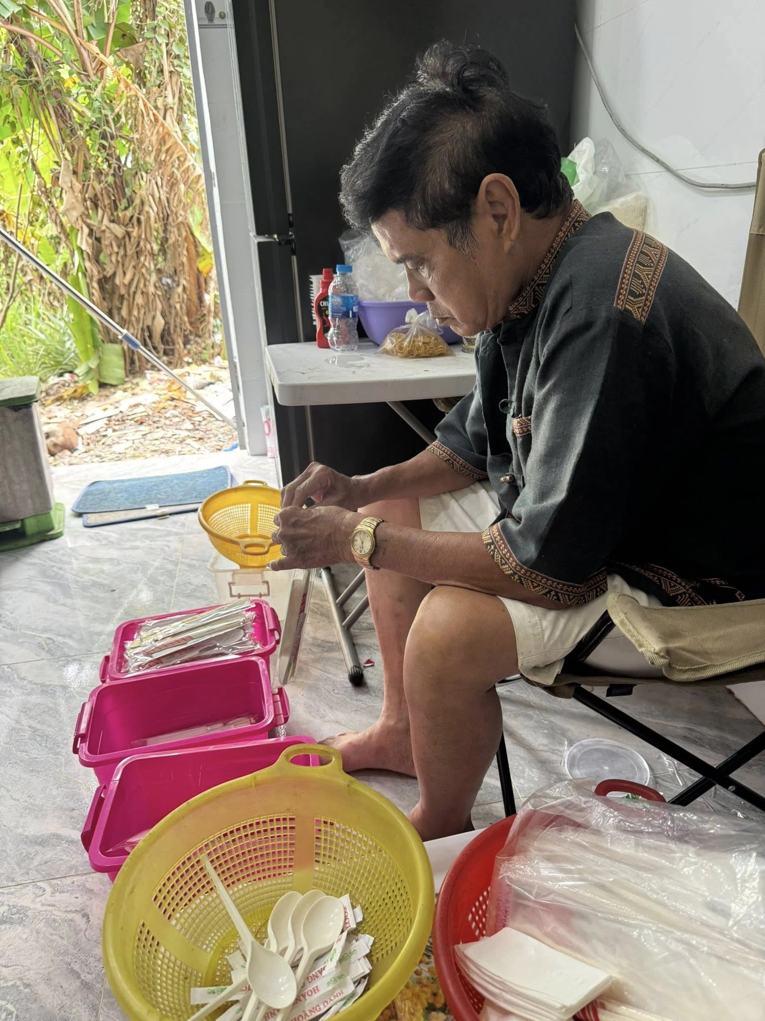 Nghệ sĩ phụ giúp công việc bán hàng