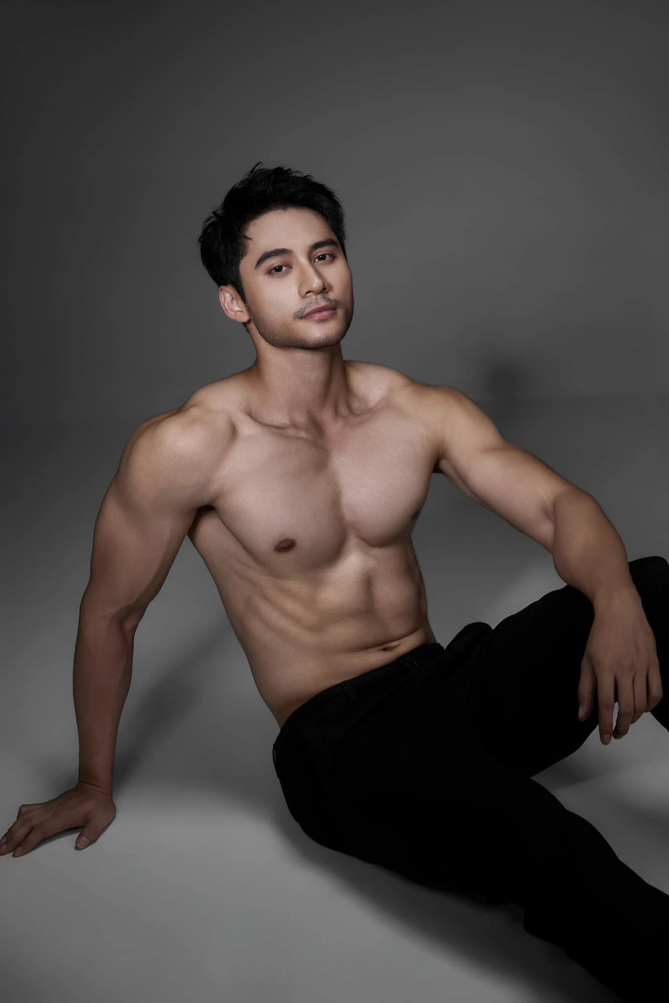 Soi profile mỹ nam nghi hẹn hò với Chi Pu: Từng yêu phu nhân hào môn, visual lẫn body đều cực phẩm!- Ảnh 12. Không chỉ sở hữu gương mặt điển trai, Tuấn Ngọc còn có body săn chắc vạm vỡ