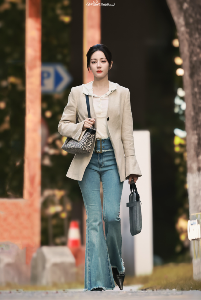 Địch Lệ Nhiệt Ba đâm sau lưng Triệu Lệ Dĩnh?- Ảnh 2. Thông tin vụ giành vai diễn giữa hai nữ diễn viên