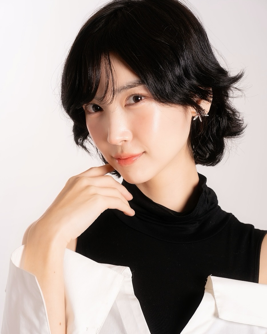 Lee Hae In diện trang phục kín đáo, thanh lịch