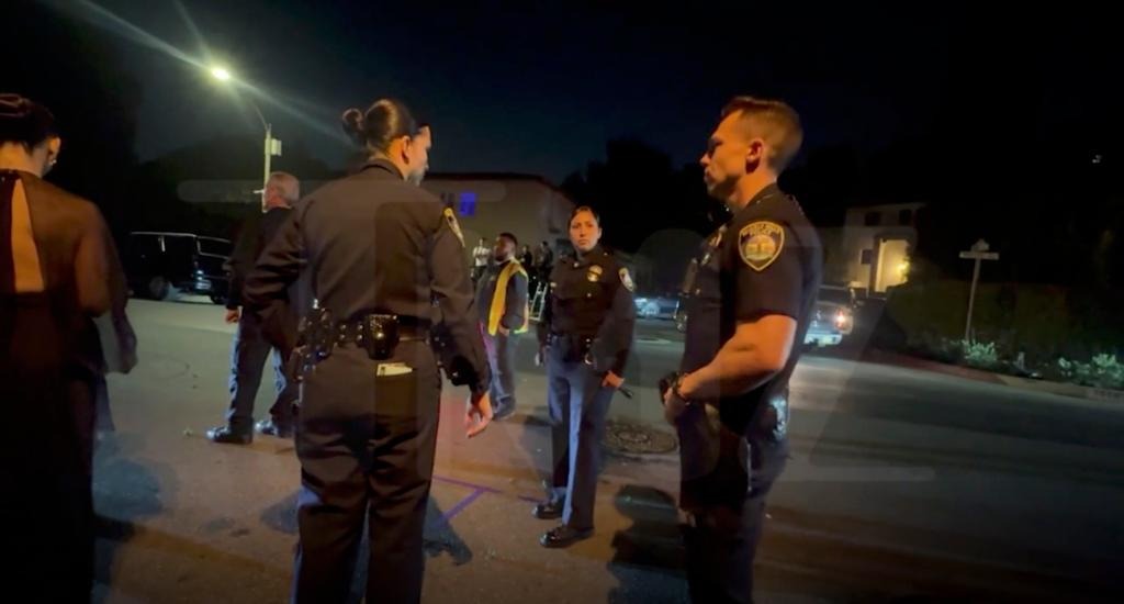 Cảnh sát xuất hiện tại bữa tiệc của Kris Jenner Cảnh sát đột kích tiệc sinh nhật hoành tráng nhất Hollywood của bà trùm Kardashian