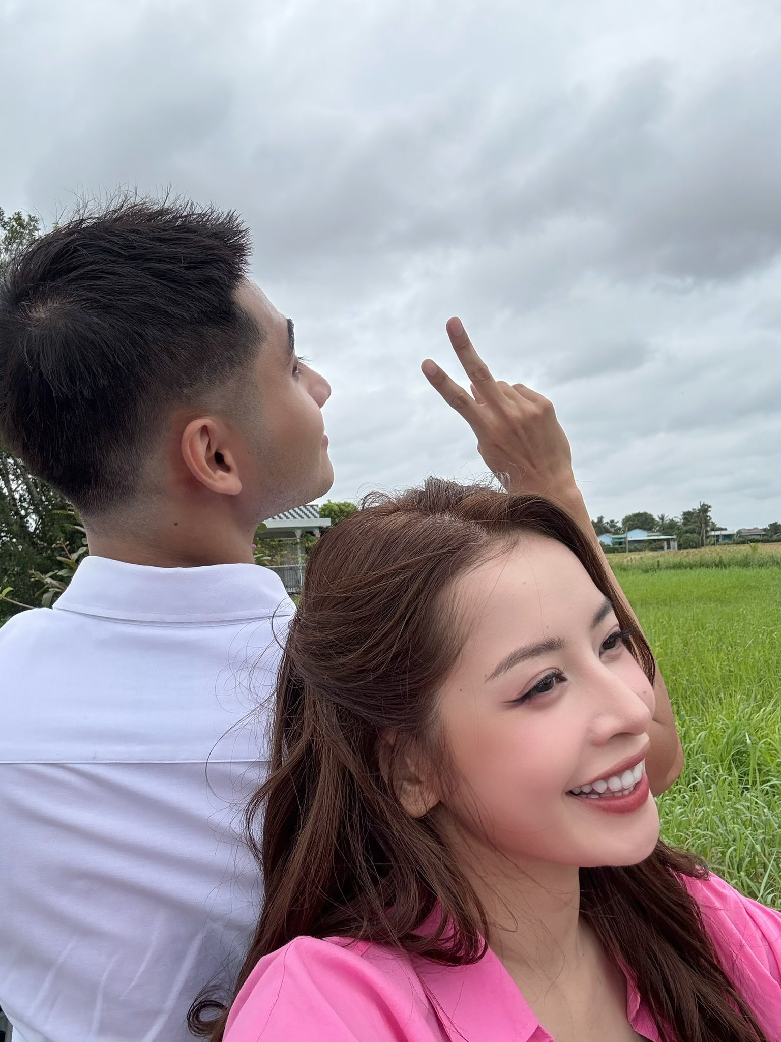 Soi profile mỹ nam nghi hẹn hò với Chi Pu: Từng yêu phu nhân hào môn, visual lẫn body đều cực phẩm!- Ảnh 3. Cặp đôi đang được cư dân mạng đẩy thuyền nhiệt tình