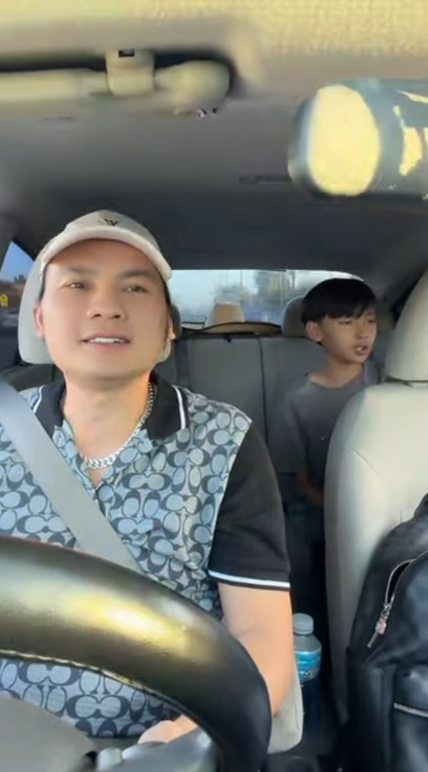 Kim Tiểu Long và con trai Kim Tiểu Long đang chở con trai đi học về tại Mỹ