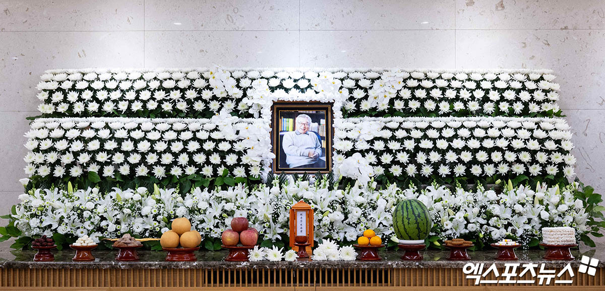 Bàn thờ với bài vị Lee Soon Jae