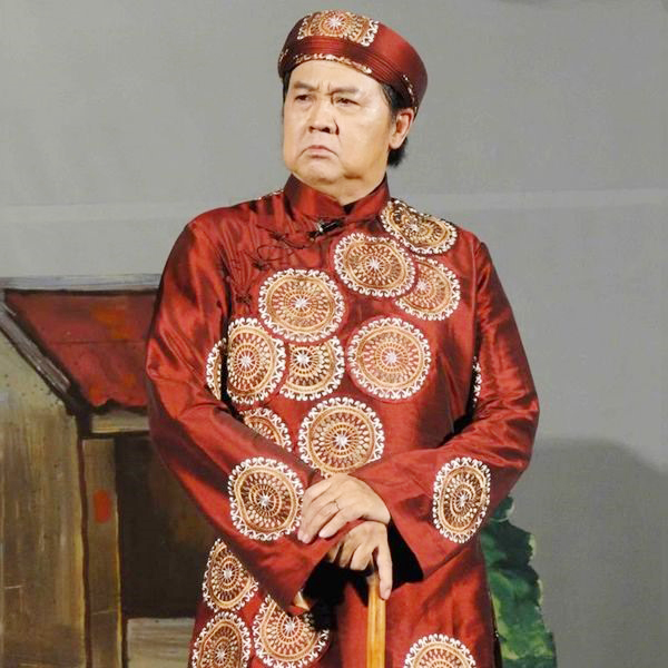 NSƯT Bảo Quốc biểu diễn trên sân khấu