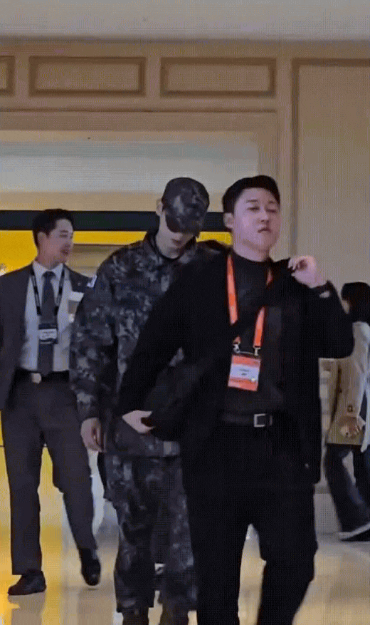 Cha Eunwoo mặc quân phục làm MC sự kiện APEC