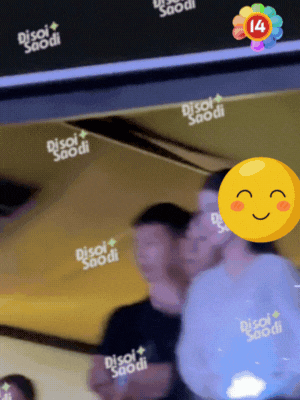 Phương Nhi nở nụ cười và nhún nhảy