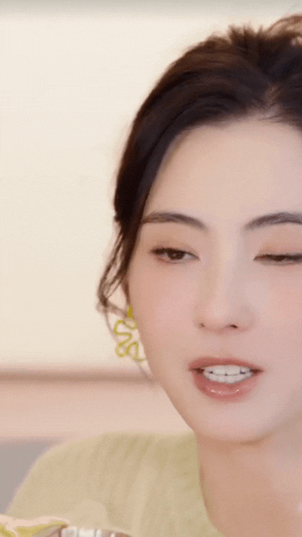 Ánh mắt sáng linh hoạt Đôi mắt phản ánh trí tuệ và nội lực mạnh mẽ