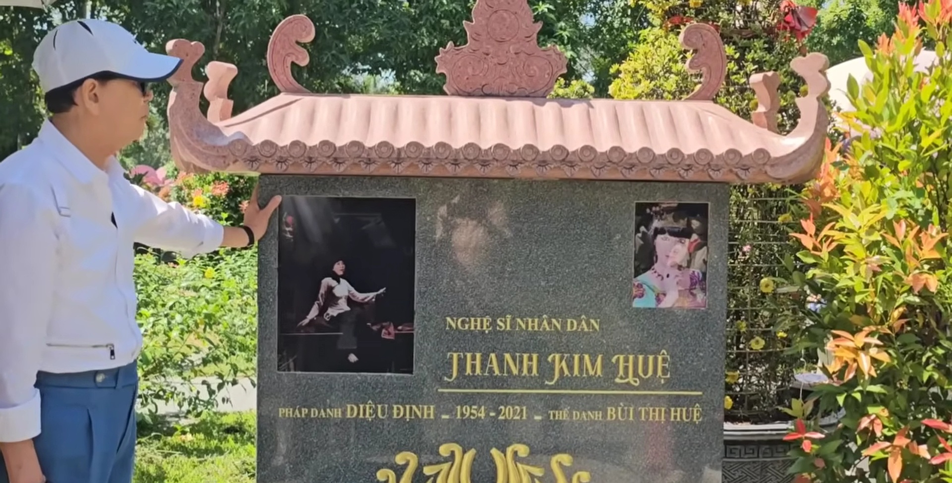 Nam NSND 80 tuổi vừa trải qua 2 cuộc phẫu thuật đã tới mộ vợ làm 1 việc- Ảnh 4. Chiếc bánh sinh nhật trên mộ NSND Thanh Kim Huệ