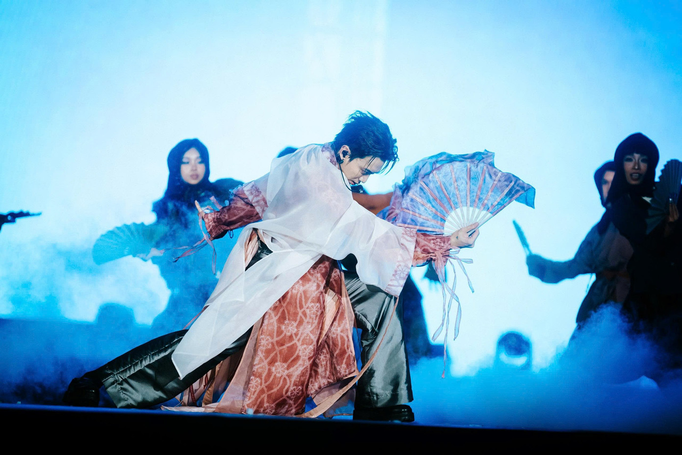 Không gian biểu diễn văn hóa dân gian Sân khấu biểu diễn với yếu tố truyền thống