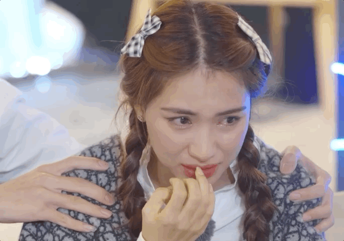 Hòa Minzy không thể kiềm chế cảm xúc