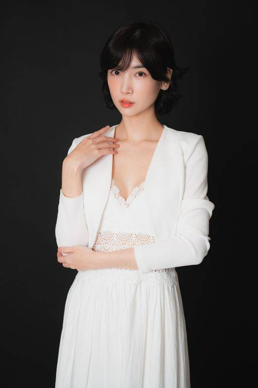 Lee Hae In khoác lên phong cách kín đáo hơn