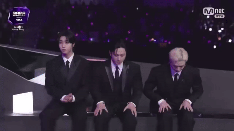 Nghệ sĩ cùng lúc lên nhận giải Nghệ sĩ bước lên nhận giải tại MAMA 2025