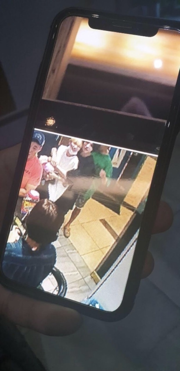 Bức ảnh Jungkook ôm Lee Mijoo từ phía sau khiến mạng xã hội dậy sóng Jungkook ôm Lee Mijoo