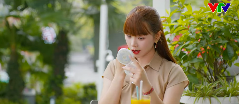 Nữ chính phim Việt giờ vàng được khen nức nở vì quá xinh, khán giả rần rần hỏi địa chỉ mua váy áo- Ảnh 1. Hình ảnh nữ chính phim với trang phục thanh lịch