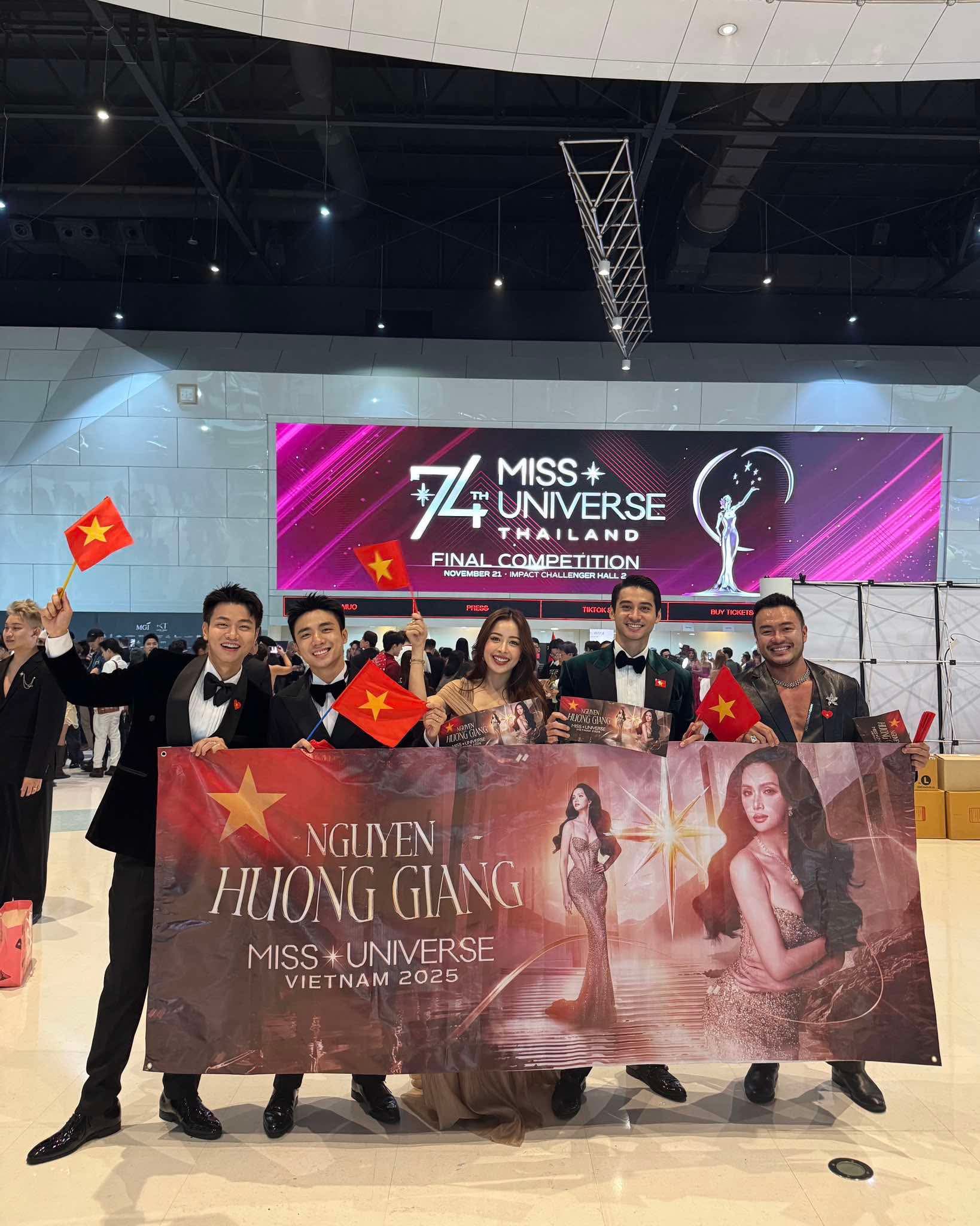 Soi profile mỹ nam nghi hẹn hò với Chi Pu: Từng yêu phu nhân hào môn, visual lẫn body đều cực phẩm!- Ảnh 4. Chi Pu và Tuấn Ngọc cùng sang Thái Lan để cổ vũ Hương Giang thi Miss Universe